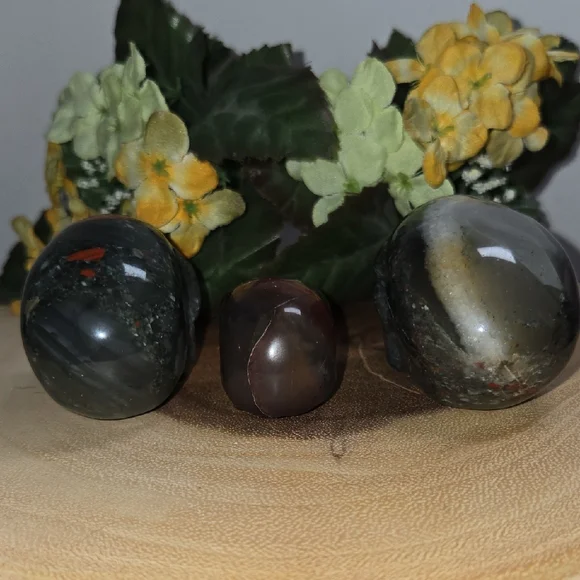 Bloodstone Skull Trio - Picture 3 of 6